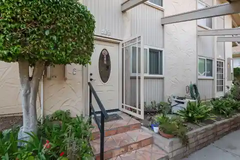 Bright Townhome with Community Pool Access