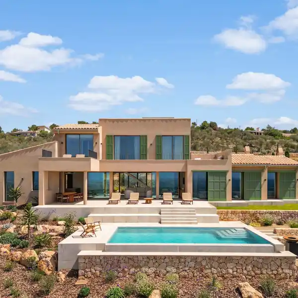 MODERN HOUSE WITH PANORAMIC VIEWS