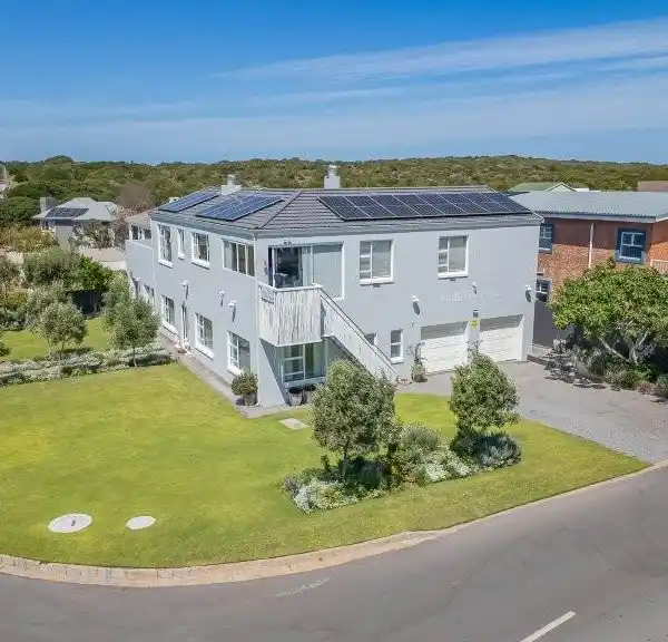 SPACIOUS COASTAL HOME IN THE HARBOUR AREA