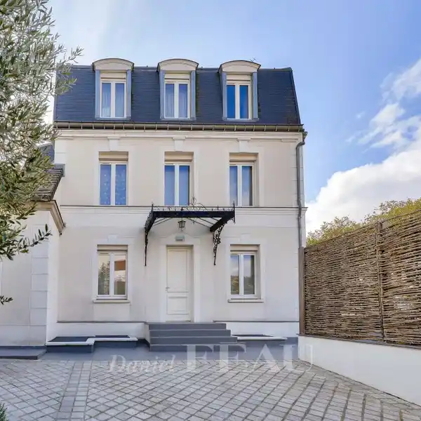 BEAUTIFULLY APPOINTED MANSART-STYLE PROPERTY