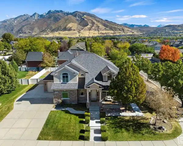 STUNNING PROPERTY IN SOUGHT-AFTER CRYSTAL SPRINGS NEIGHBORHOOD
