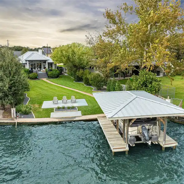 SINGLE-STORY LAKEFRONT RETREAT