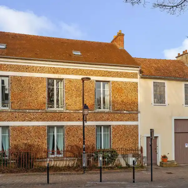 THOUGHTFULLY RENOVATED CIRCA 1900 TOWNHOUSE