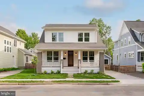 Craftsman-style Home with Timeless Elegance
