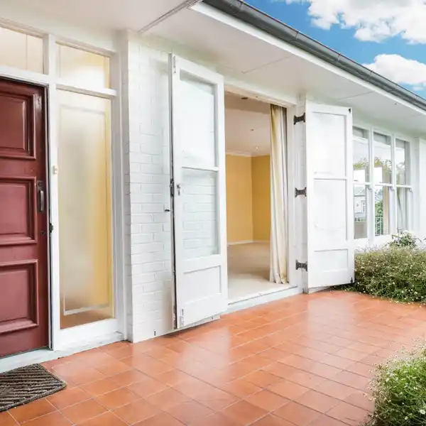 ELEGANT REMUERA RETREAT WITH YEAR-ROUND ENTERTAINING