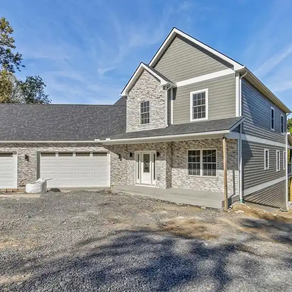 IMMACULATE HOME AT THE END OF A QUIET ROAD