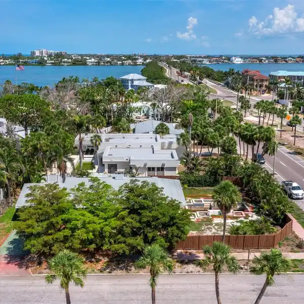 BUILD OR REMODEL ON AN OVERSIZED CORNER LOT