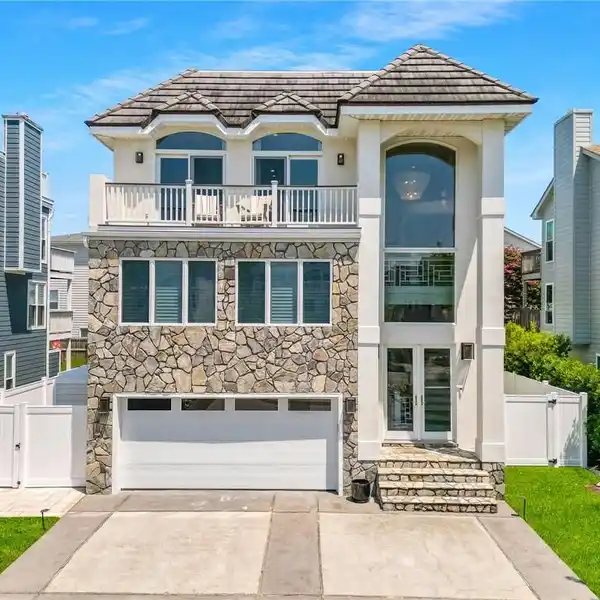 BEAUTIFUL CUSTOM BUILT HOME WITH AN OCEAN VIEW