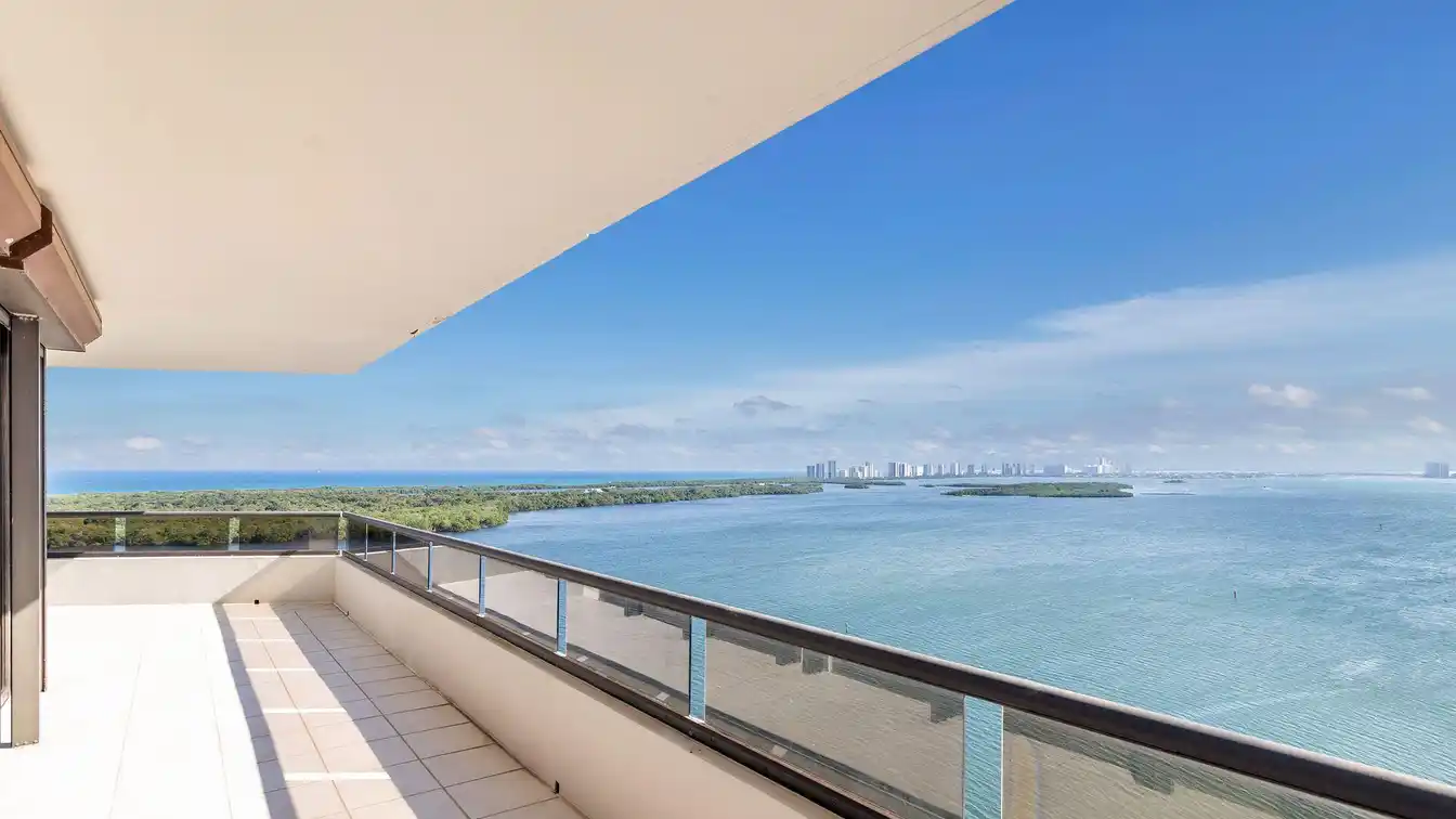 Spacious Beautifully Renovated Apartment with Water Views
