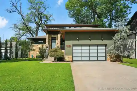 Designer-Upgraded Home Near Riverside Attractions