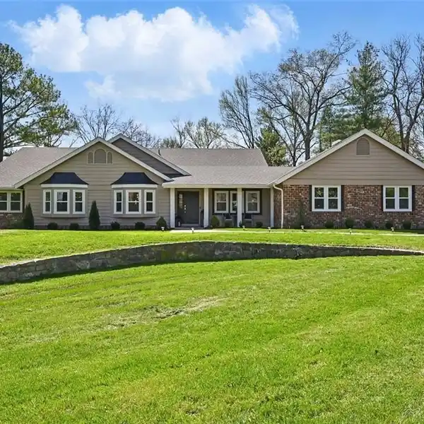 FULLY RENOVATED RANCH IN TOWN AND COUNTRY