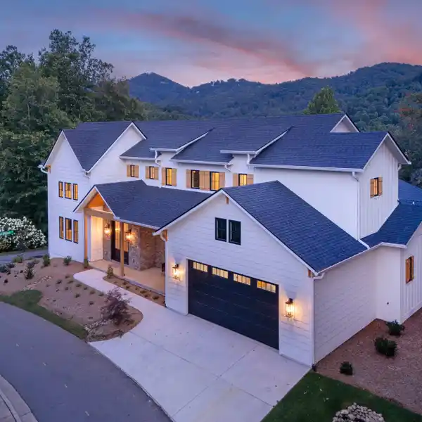 NEW CUSTOM HOME IN THOMS ESTATE