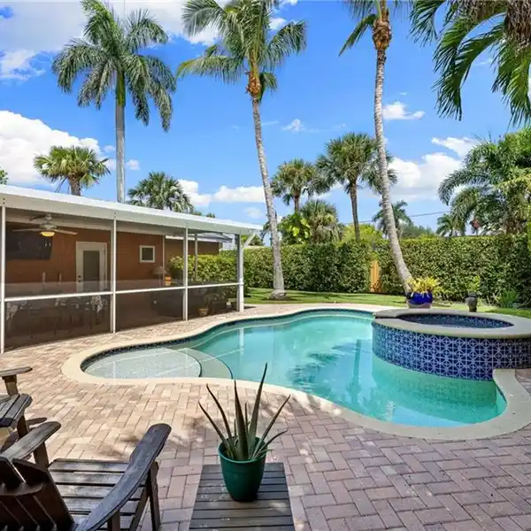 SPACIOUS RESIDENCE IN A QUIET LAKE PARK LOCATION