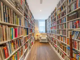 Stylish High-Quality Flat