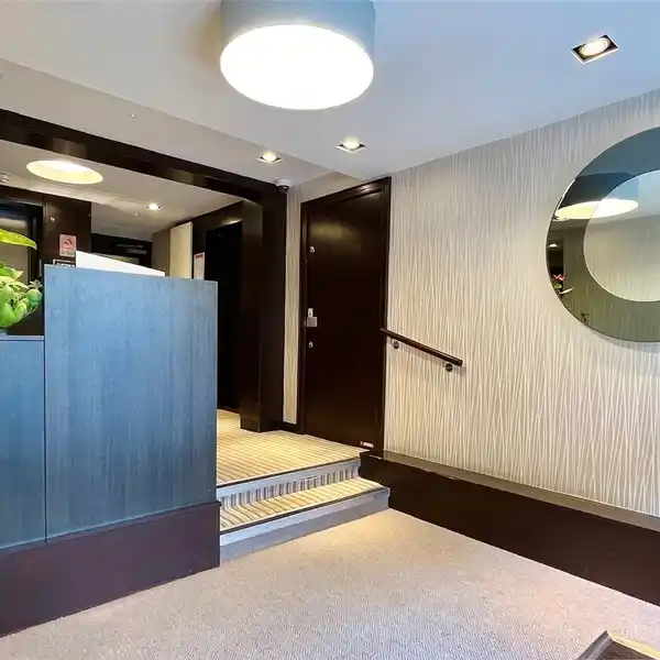 SPACIOUS AND BRIGHT APARTMENT