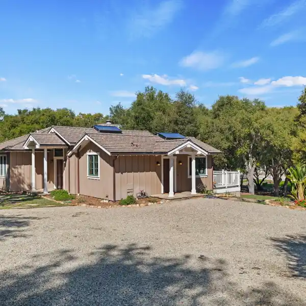 BEAUTIFUL 2.25-ACRE RANCHETTE