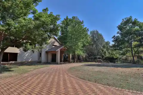 Spacious Estate with Separate Guest Cottage