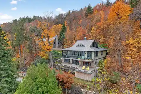 Craftsman Elegance on Iconic Meech Lake