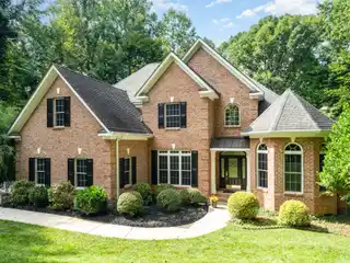 Peaceful Lakeside Escape with Scenic Winter Views