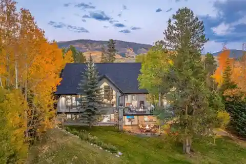 Mountain Masterpiece Blending Luxury and Serenity