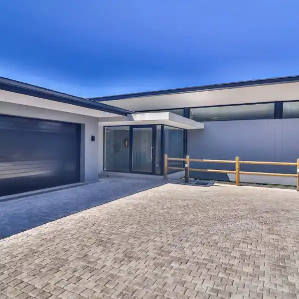 NEWLY COMPLETED HOME IN SIMBITHI GOLF ESTATE