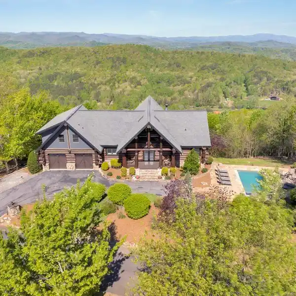 GRAND MOUNTAINTOP CANADIAN LOG HOME