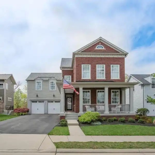 ELEGANT LIVING WITH PRIVATE DECK AND BACKYARD