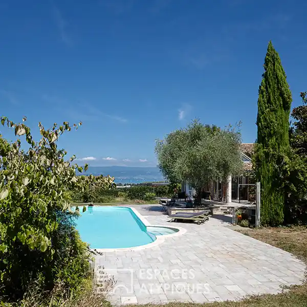 UNIQUE LAKEFRONT RETREAT WITH DESIGNER INTERIORS