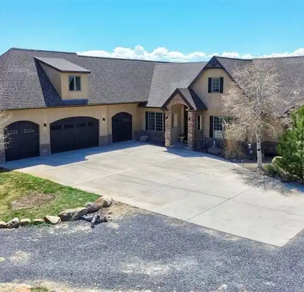 STUNNING CUSTOM-BUILT HOME