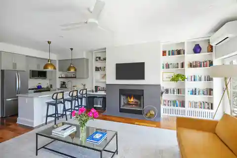 Sunny Penthouse Condominium in Windsor Terrace