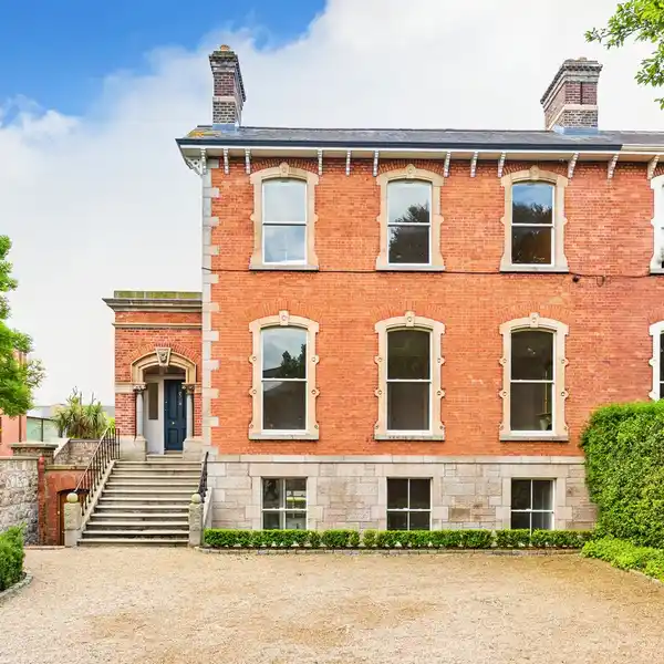 9 AILESBURY ROAD