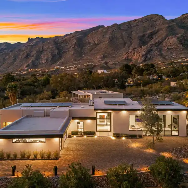 SEAMLESS INDOOR-OUTDOOR LUXURY LIVING