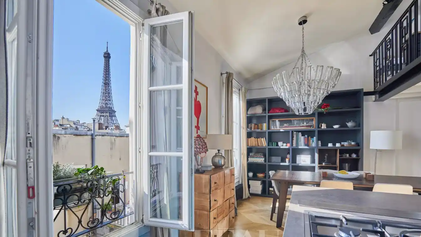 Bright and Peaceful Top-floor Split-level Apartment