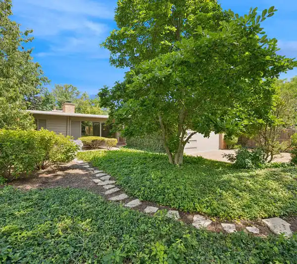 MID-CENTURY MODERN MASTERPIECE IN FOREST SETTING