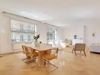 Spacious Paris Flat in Prestigious Golden Triangle