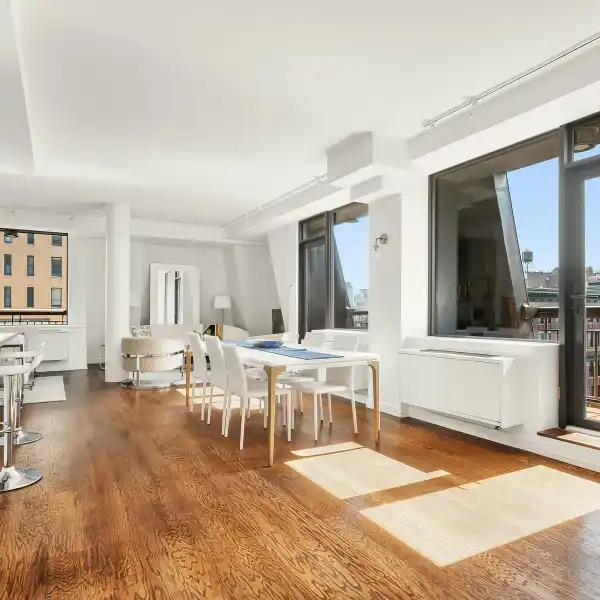 SPRAWLING DUPLEX PENTHOUSE