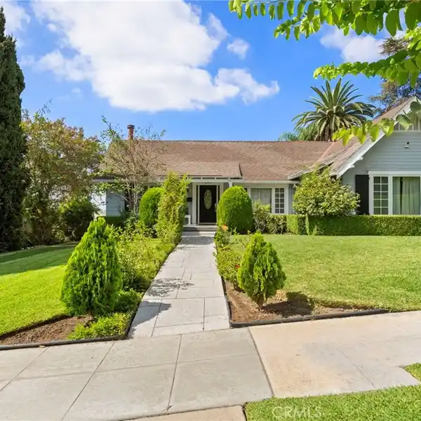 RARE SINGLE-LEVEL VINTAGE BEAUTY