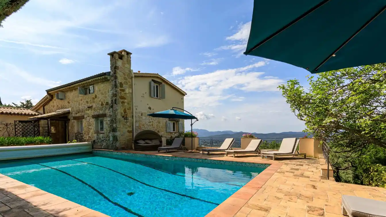 Peaceful Villa on an Expansive Plot