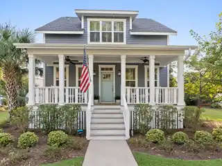 Stunning Waterway Cove Cottage Home