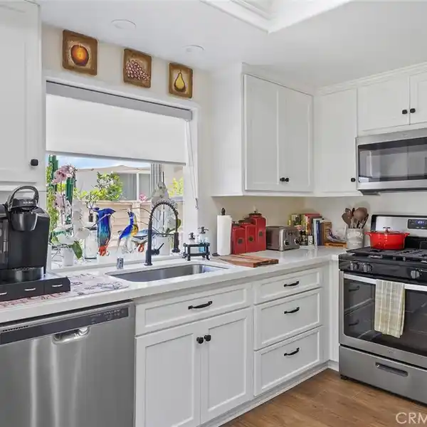 CHIC END-UNIT IN COVETED WOODBRIDGE LOCATION