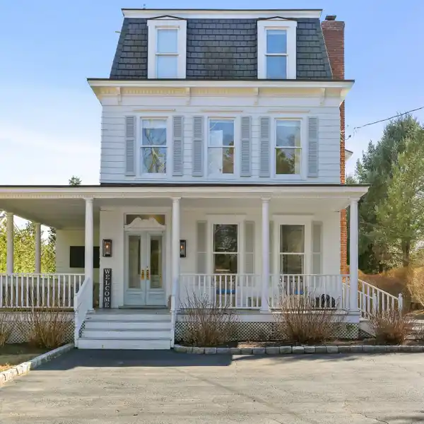 CHARM AND MODERN COMFORT IN A PRIME LOCATION