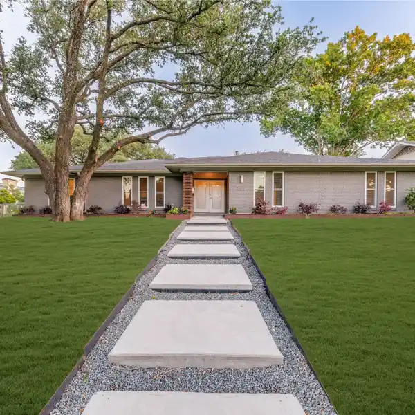 IMMACULATE CORNER-LOT RANCH