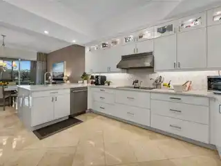 A Showplace with Sweeping Views in the Vineyards