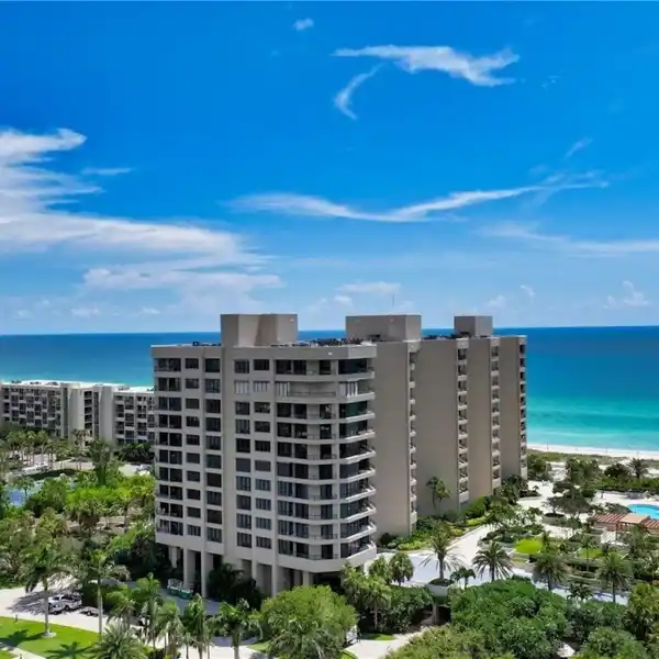 COMFORTABLE ELEGANCE AT THE PROMENADE ON LONGBOAT KEY