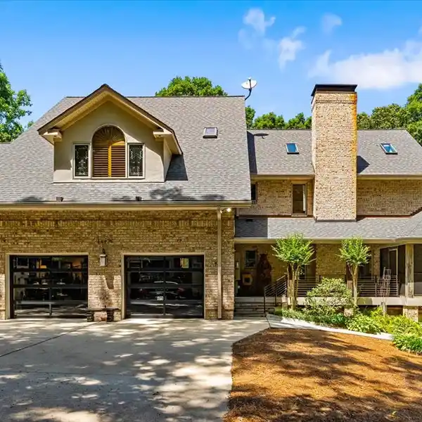 EXCEPTIONAL CUSTOM BUILT BRICK CONTEMPORARY ESTATE