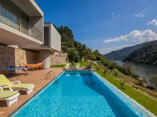 Riverside Opulence with Harmonious Architectural Design