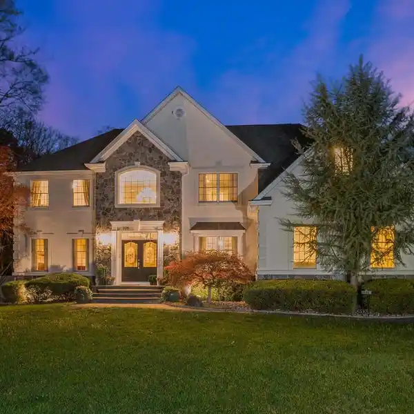 CONTEMPORARY LIVING ON A PRIVATE WOODED ACRE