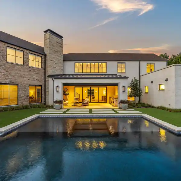 EXTRAORDINARY HOME IN PREMIER LOCATION