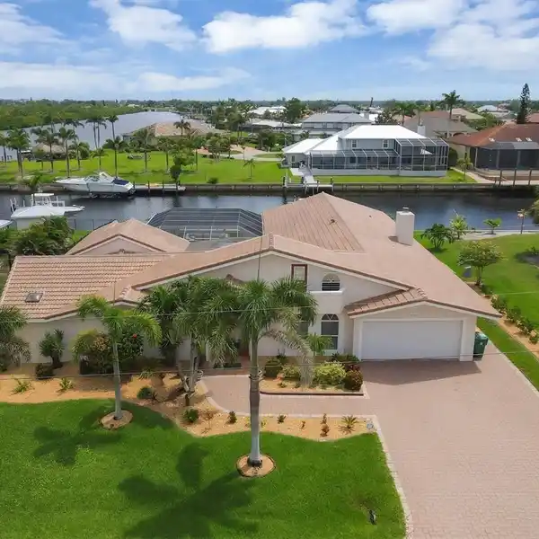 THE ULTIMATE IN WATERFRONT LIVING