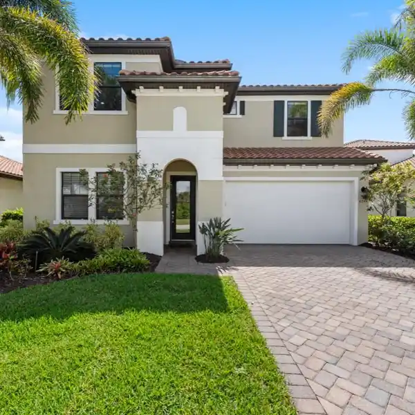 LAKEFRONT HOME IN DESIRABLE RAFFIA PRESERVE